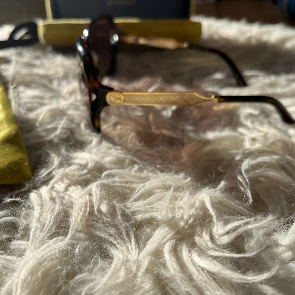 Selling brand authentic Gucci sunglasses, with case and pouch - Picture 6 of 8